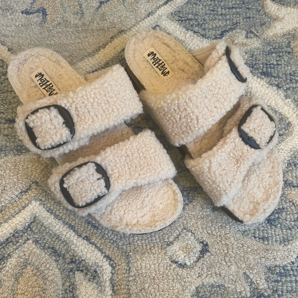 Mad Love Shoes - Mad Love Sherpa Slides - like new - size 8
